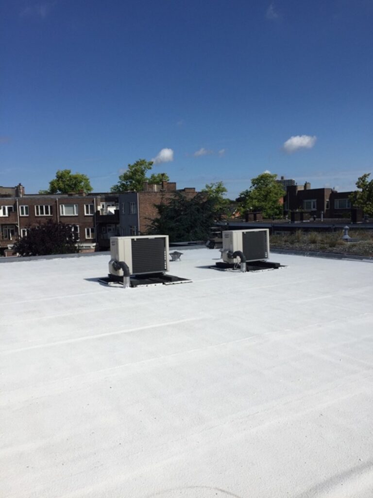Köster 21 witte dakcoating op een plat dak
