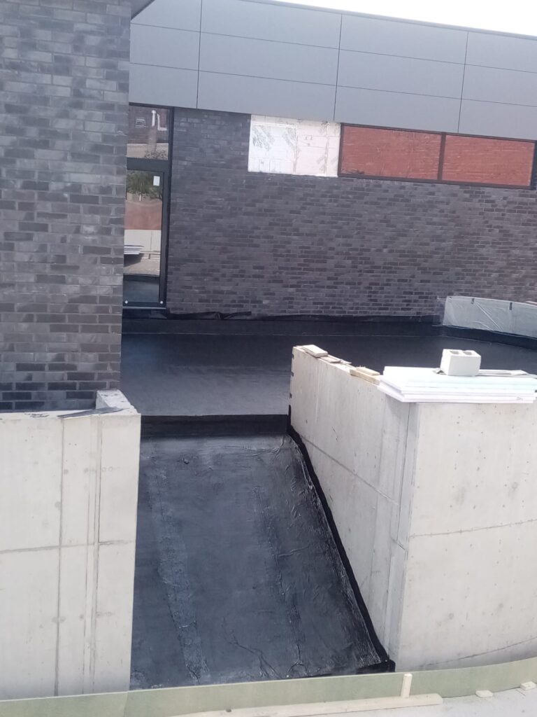 KSK-folie op vloer en wanden van een verdiepte binnenplaats