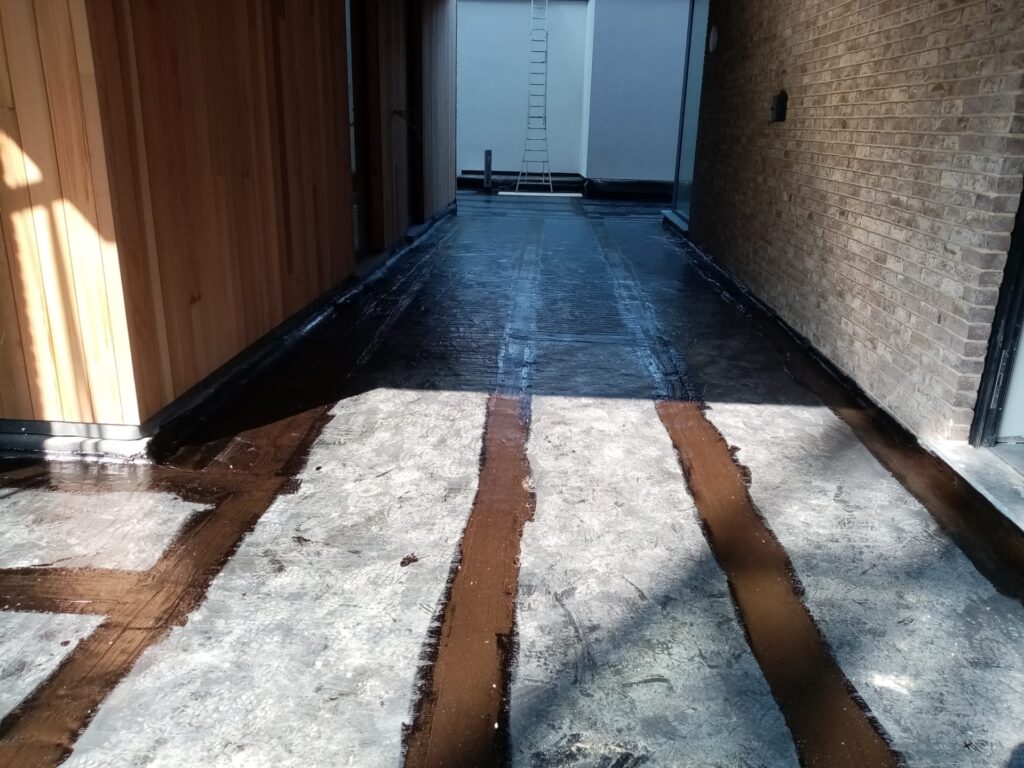 KSK-folie in de doorgang tussen houten gevelbekleding en metselwerk