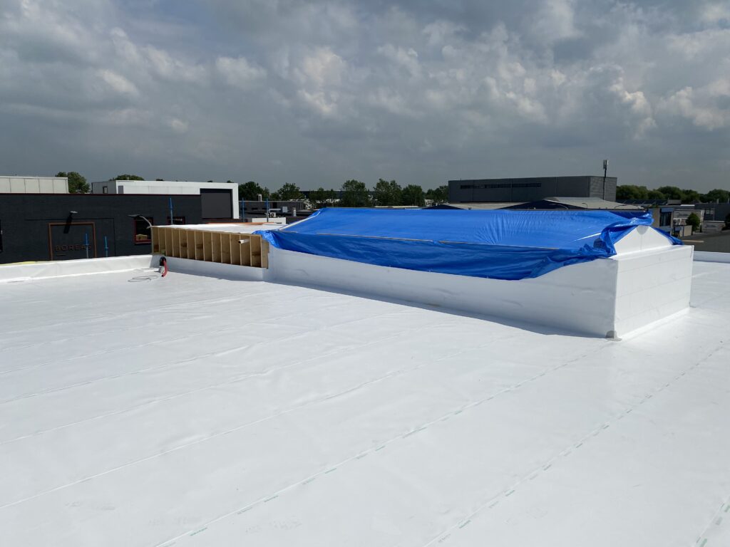 Witte TPO dakbanen op een plat dak