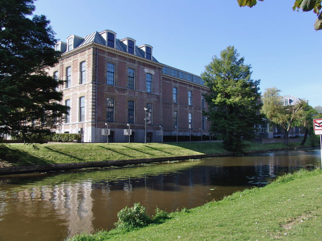 Köster saneermortel in het Leids Museum voor Volkenkunde
