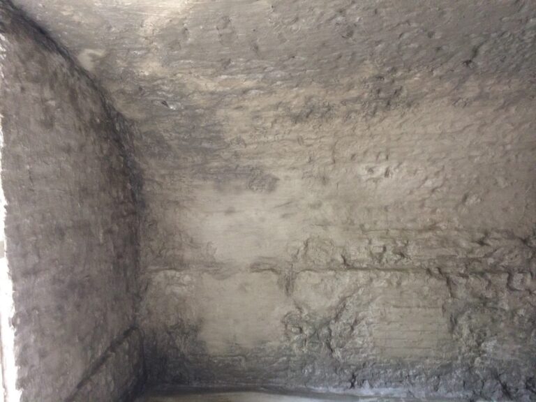 Vochtige muur met zichtbare vochtschade