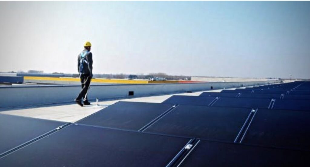 Köster TPO witte dakbedekking met zonnepanelen